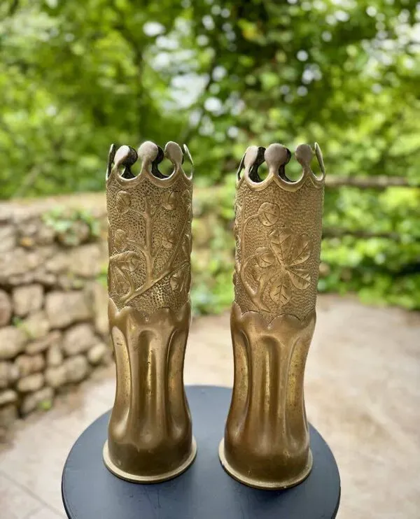 Illustration numéro 2 du produit Paire de vases britannique Trench Art