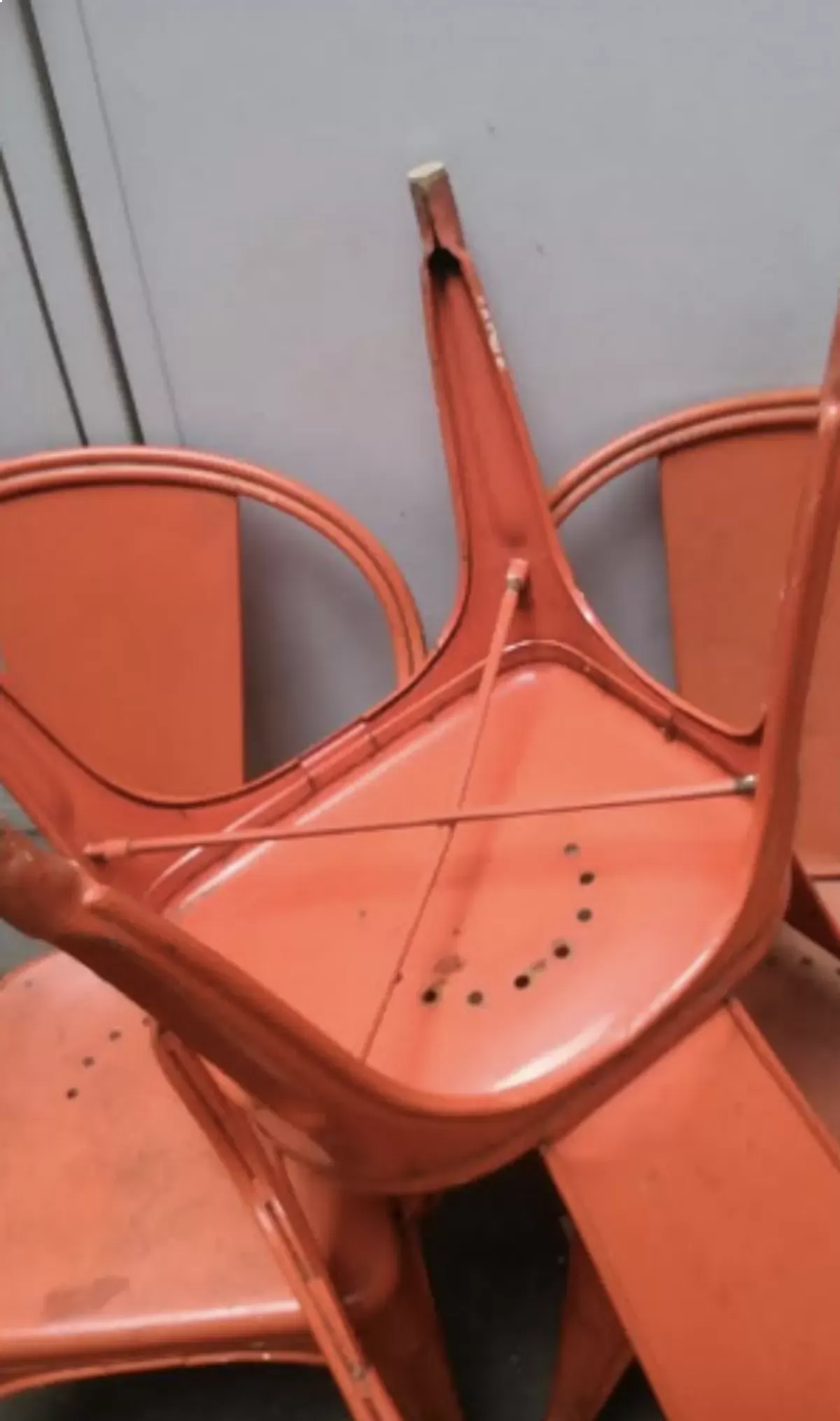 Illustration numéro 2 du produit Chaise industrielle rouge