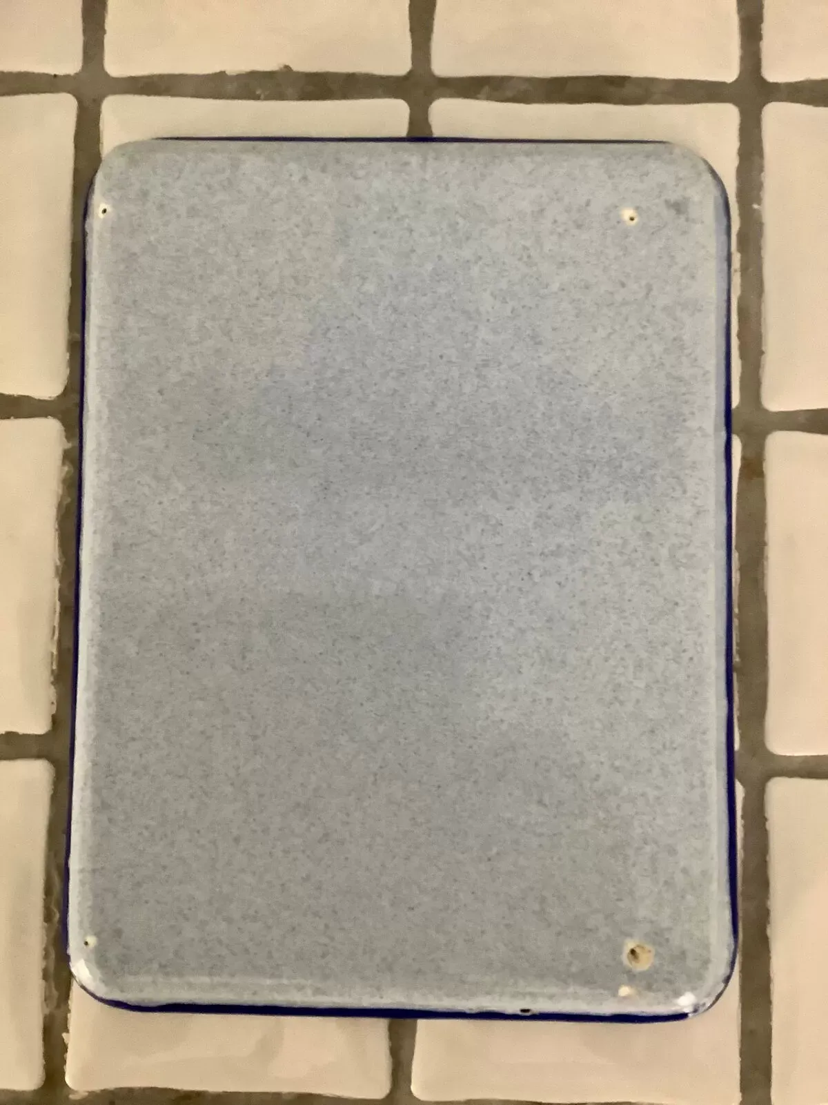 Illustration numéro 2 du produit Plat plateau en tôle émaillée