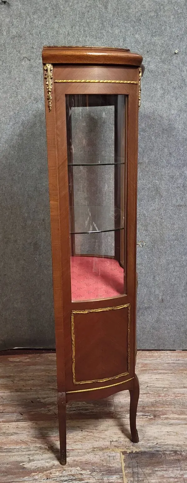 Illustration numéro 2 du produit Vitrine ancienne de style Louis XV, en bois de rose richement marqueté