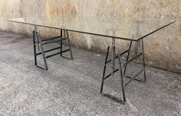 Illustration numéro 2 du produit Grande table industrielle vintage en verre avec tréteaux métalliques réglab