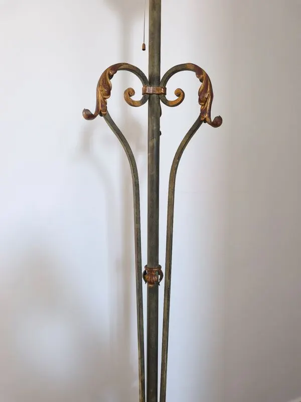 Illustration numéro 2 du produit Lampadaire ancien fer forgé et opaline Art Déco 1m80