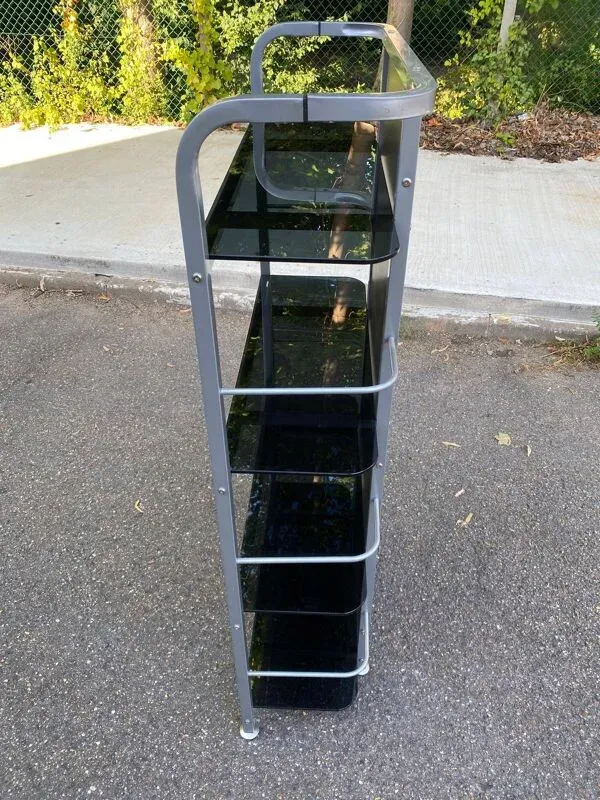 Illustration numéro 2 du produit Étagère vintage en métal chromé et verre fumé 143cm