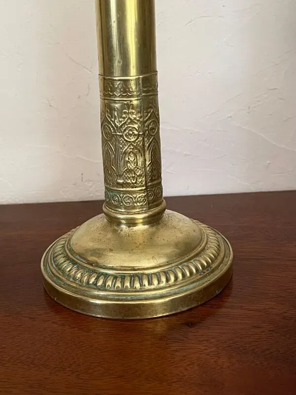 Illustration numéro 2 du produit Paire de bougeoirs en laiton