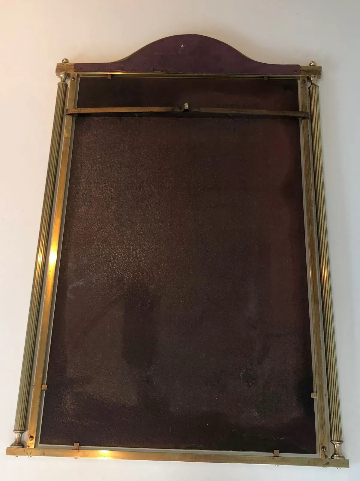 Illustration numéro 2 du produit Miroir de style néoclassique en laiton et tôle laquée