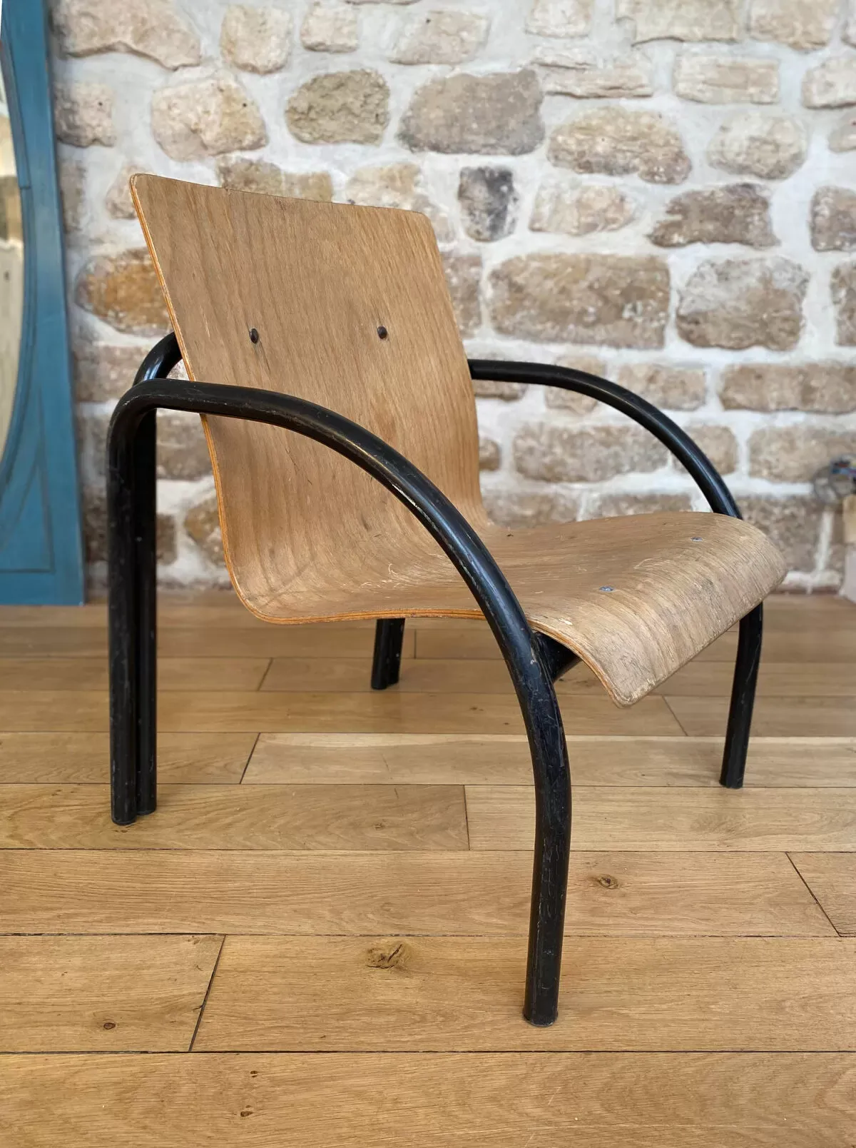 Illustration numéro 2 du produit Fauteuil chauffeuse bois et métal années 80