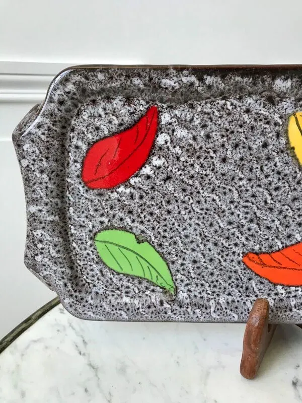 Illustration numéro 2 du produit Plat à cake en céramique fat lava années 70