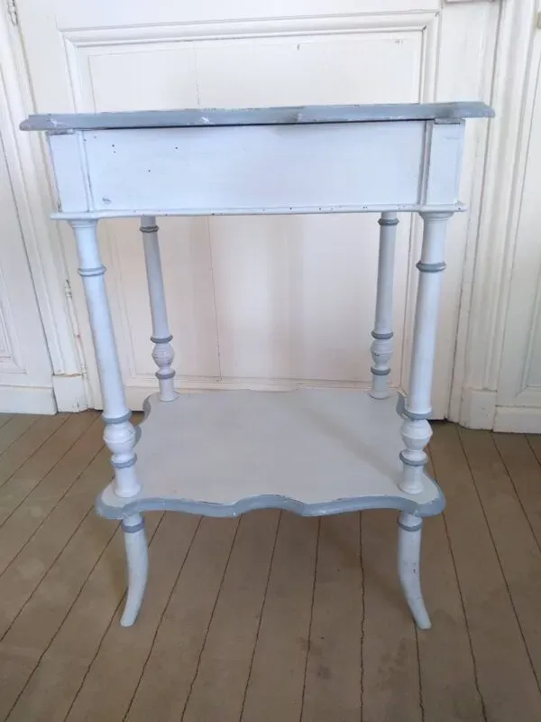 Illustration numéro 2 du produit Table d'appoint avec intérieur miroir et casiers de rangements