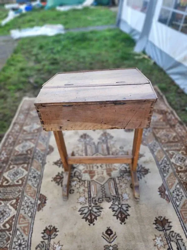 Illustration numéro 2 du produit Pupitre d'écolier