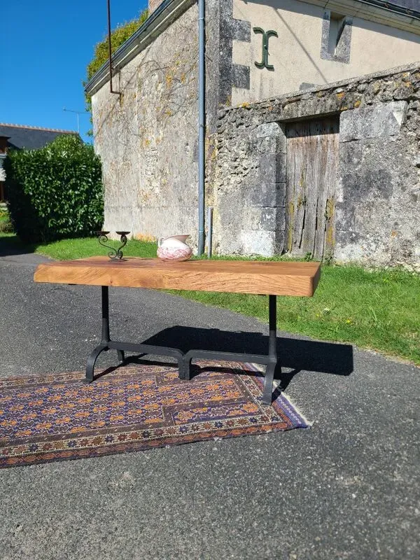 Illustration numéro 2 du produit Table basse brutaliste, art populaire année 20