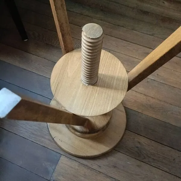 Illustration numéro 2 du produit Tabouret d'atelier, à vis vintage