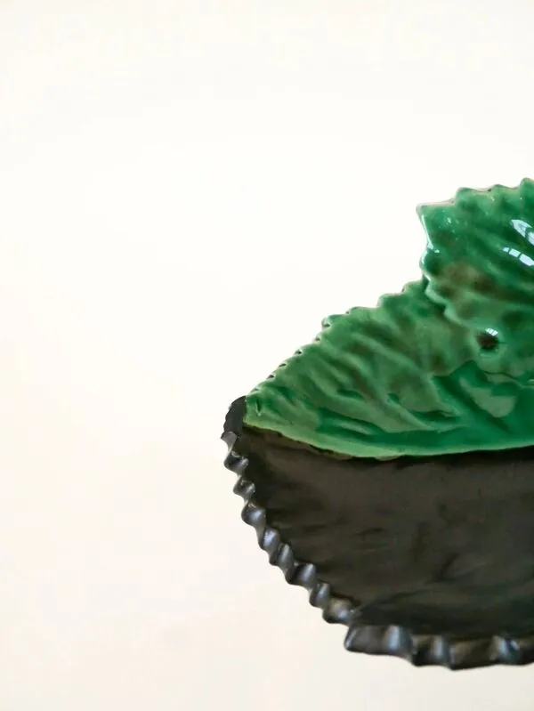 Illustration numéro 2 du produit Vide-poche en céramique feuille bicolore, vert et noir, signé, 1960