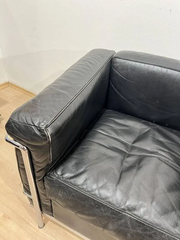 Illustration numéro 2 du produit Fauteuil LC2 en cuir noir avec cadre chromé par Le Corbusier pour Cassina, 1965