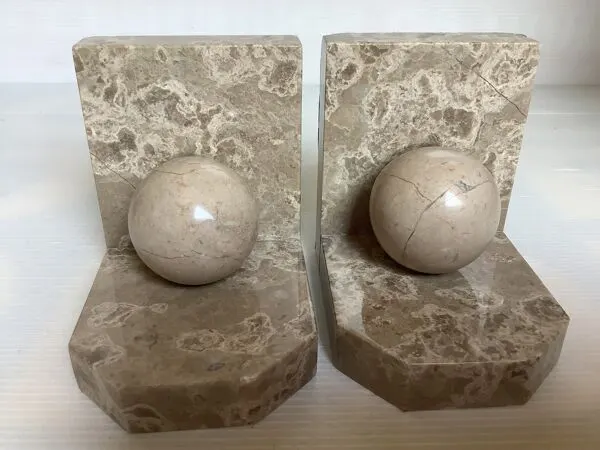Illustration numéro 2 du produit Paire de serres livres boules en marbre beige
