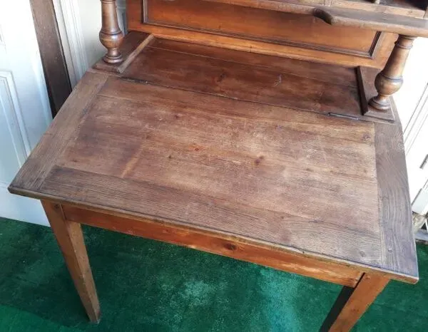 Illustration numéro 2 du produit Bureau à pente avec trieur, tiroirs et casiers de rangement