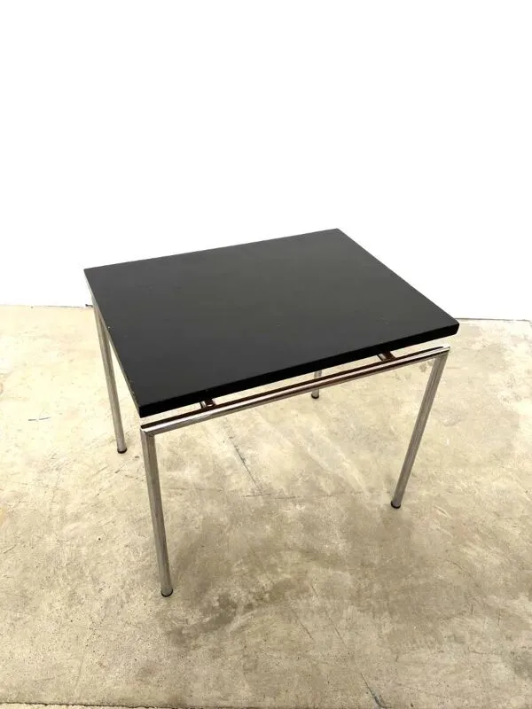 Illustration numéro 2 du produit Bout de canapé vintage – Chrome et noir – Pays-Bas 1960