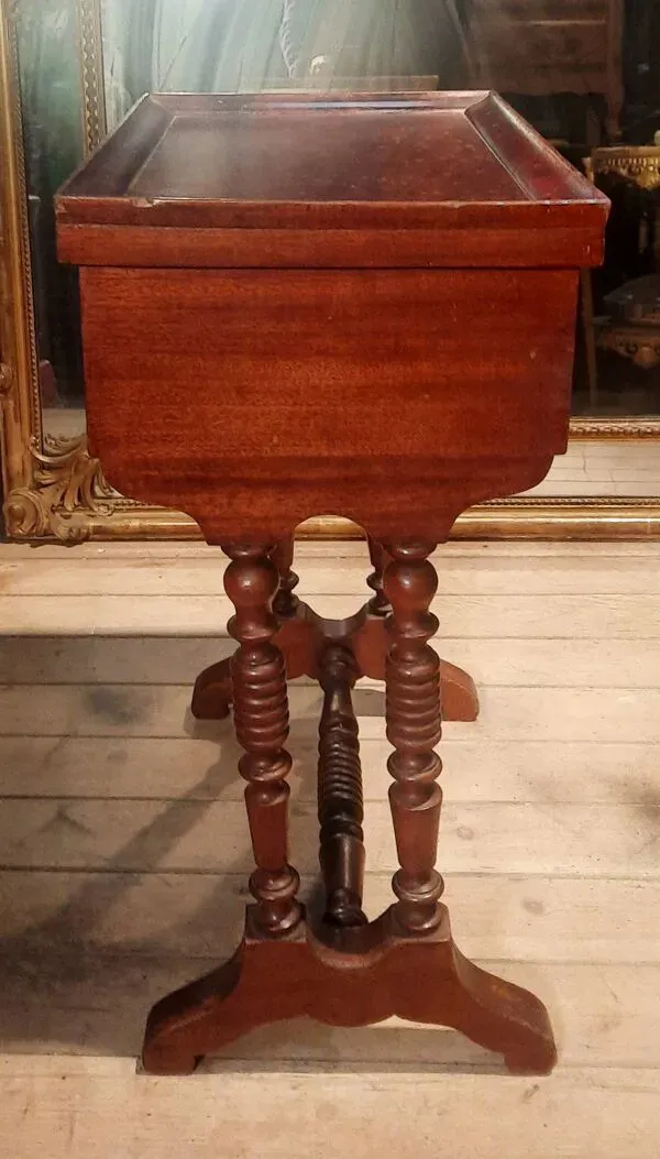 Illustration numéro 2 du produit Meuble de rangement  19 eme en acajou