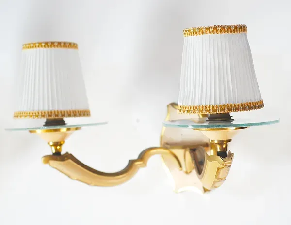 Illustration numéro 2 du produit Paire d'appliques années 40