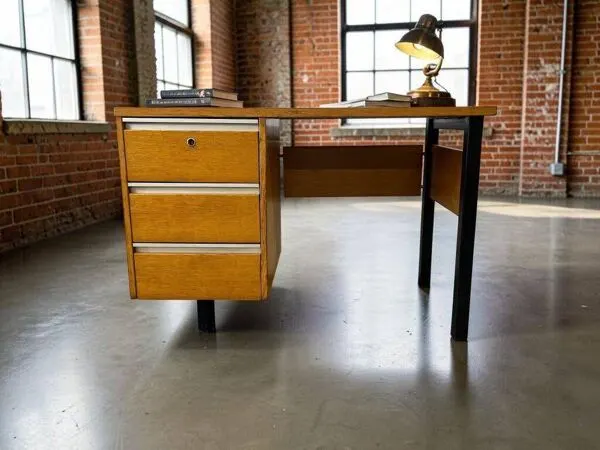 Illustration numéro 2 du produit Bureau en bois vintage avec cadre en acier noir