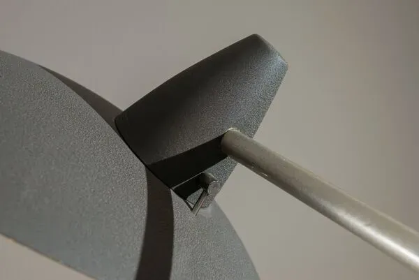 Illustration numéro 2 du produit Lampadaire design industriel milieu du siècle, France, années 1980