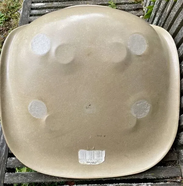 Illustration numéro 2 du produit Coque Beige Fiberglass Side Chair Eames Vintage by Herman Miller