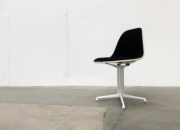Illustration numéro 2 du produit Chaise en fibre de verre La Fonda par Charles & Ray Eames pour Herman Miller, années 1960