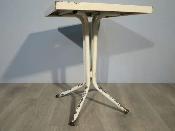 Illustration numéro 2 du produit Table de jardin années 50