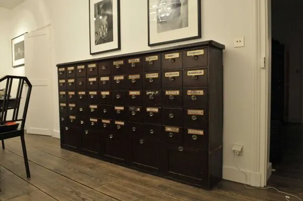 Illustration numéro 2 du produit Meuble d'apothicaire (Angleterre)