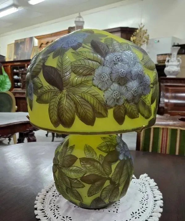 Illustration numéro 2 du produit Lampe de table en pate de verre multicouche, ornée d’un riche décor végétal