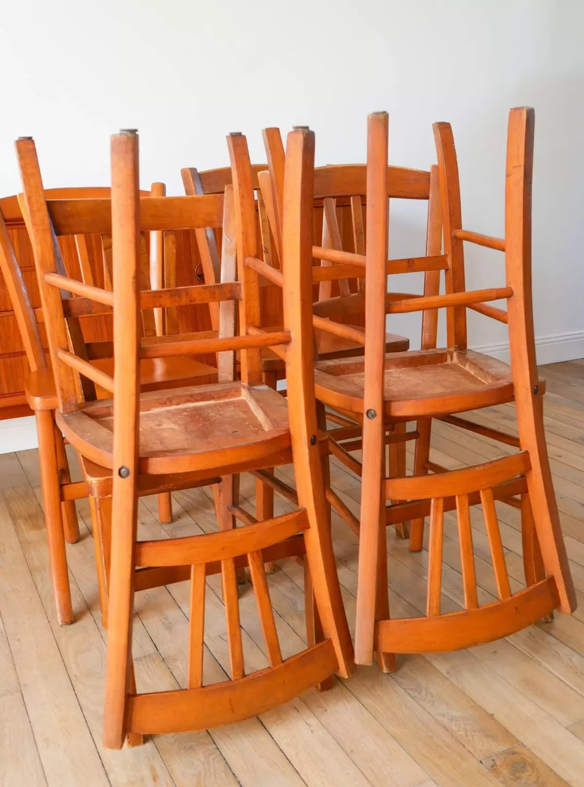 Illustration numéro 2 du produit Ensemble de 6 chaises bistrot en bois Luterma 1950