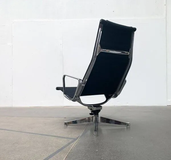 Illustration numéro 2 du produit Ensemble de fauteuils en aluminium EA 124 par Charles & Ray Eames pour Herman Miller, années 1960