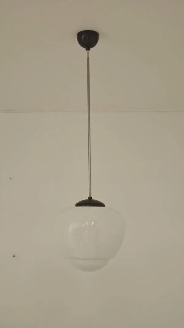 Illustration numéro 2 du produit Suspension Tchécoslovaque opaline et bakélite bauhaus