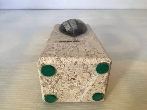 Illustration numéro 2 du produit Un serre livres en travertin et fossile asymétrique