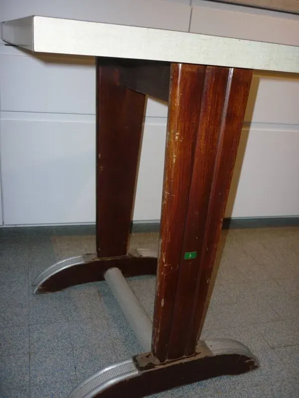 Illustration numéro 2 du produit Table bistrot en bois et formica jaune des années 30/40