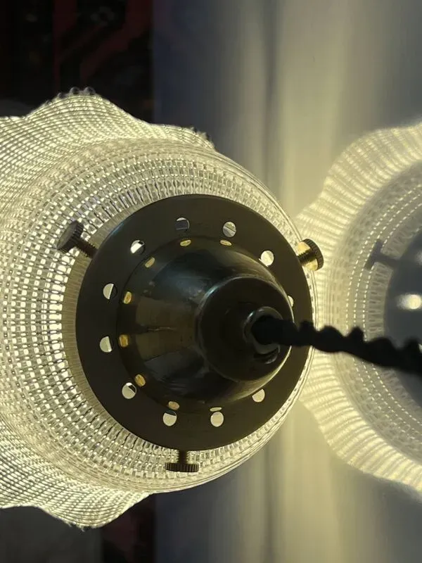 Illustration numéro 2 du produit Baladeuse en verre industriel Holophane avec accroche laiton