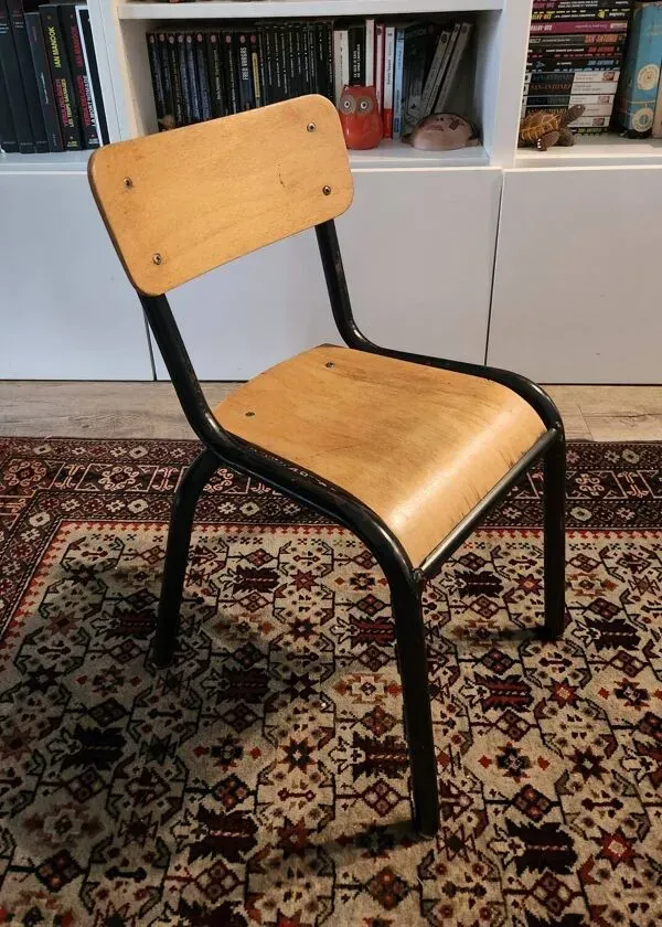 Illustration numéro 2 du produit Chaise de petit écolier : vintage