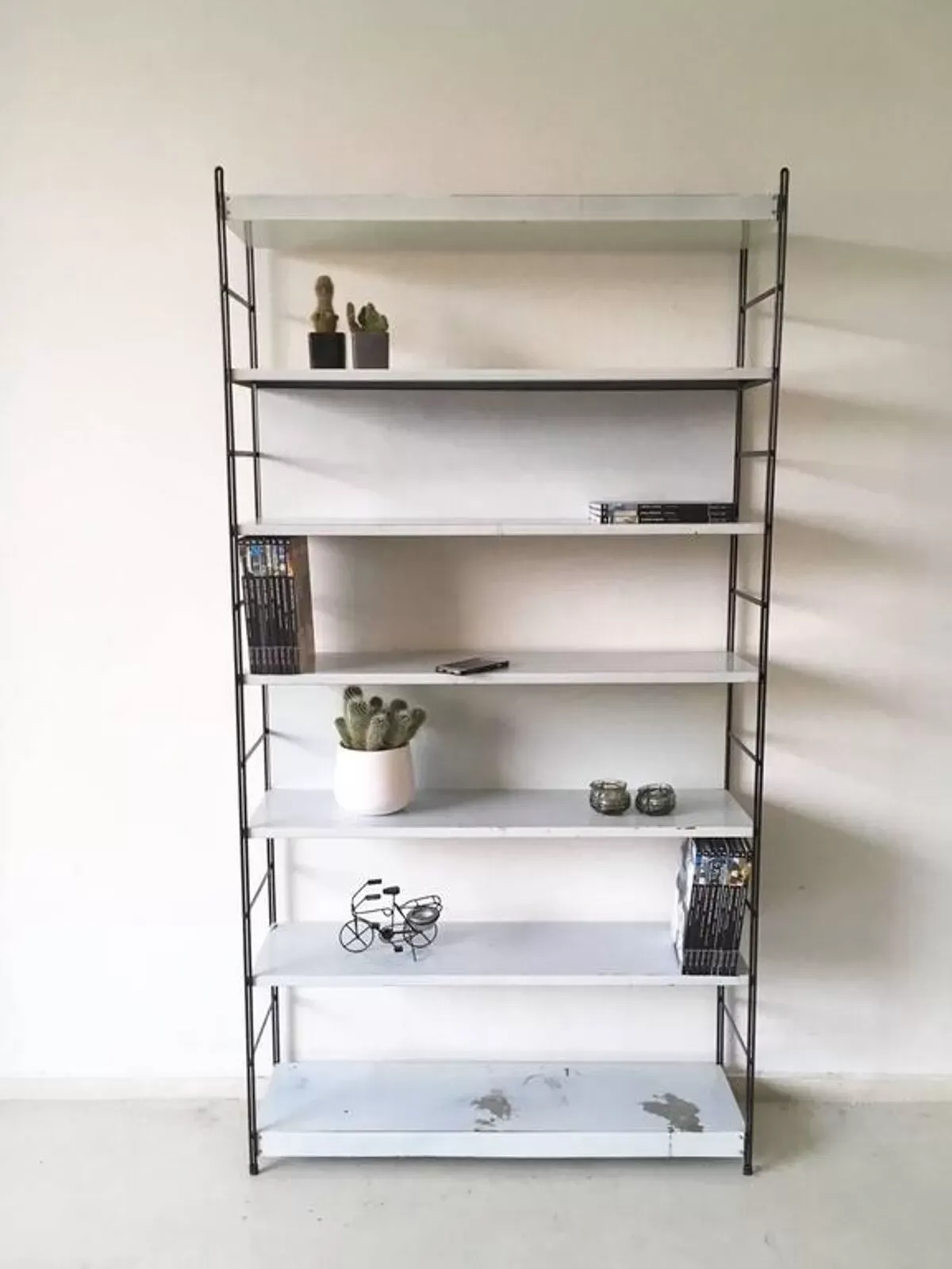 Illustration numéro 2 du produit Design style Dutch 1960s metal shelf
