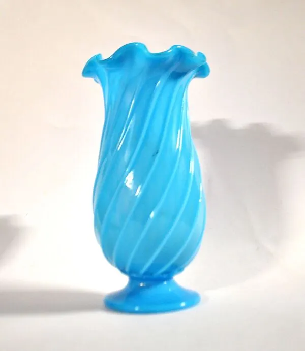 Illustration numéro 2 du produit Vallerysthal vase ancien en opaline soufflé bleu turquoise côtes torses