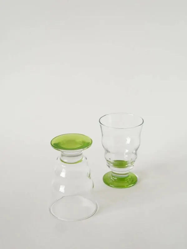 Illustration numéro 2 du produit Duo de verres à vin, vert pomme, 1980