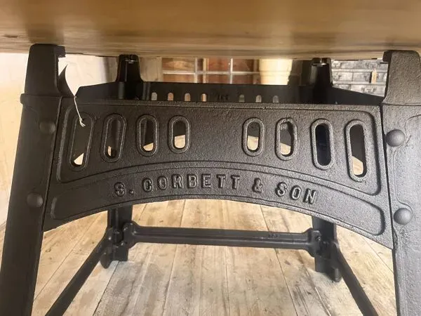 Illustration numéro 2 du produit Table industrielle ronde en forme d'oeuf