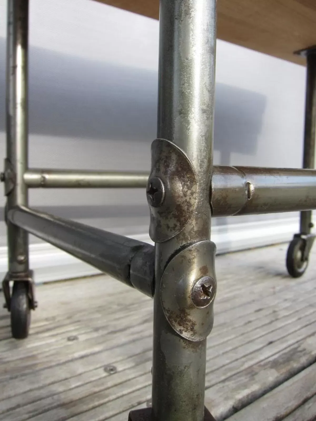 Illustration numéro 2 du produit Table roulante industrielle d'appoint