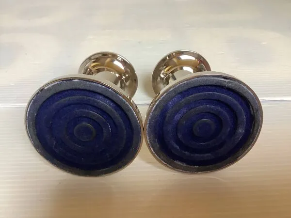 Illustration numéro 2 du produit Paire de petits bougeoirs perlés argentés en métal