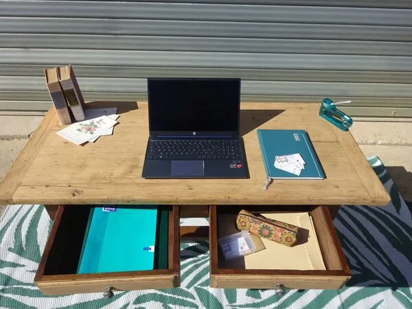 Illustration numéro 2 du produit table/bureau tout en chêne massif