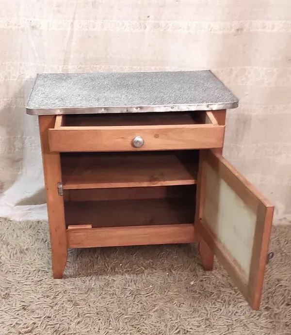 Illustration numéro 2 du produit Buffet parisien en bois massif et tôle émaillée - mid.XXème