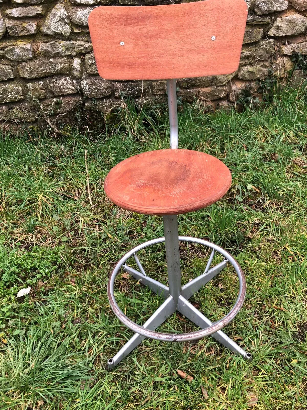 Illustration numéro 2 du produit Chaise d’atelier industrielle vintage années 50/60