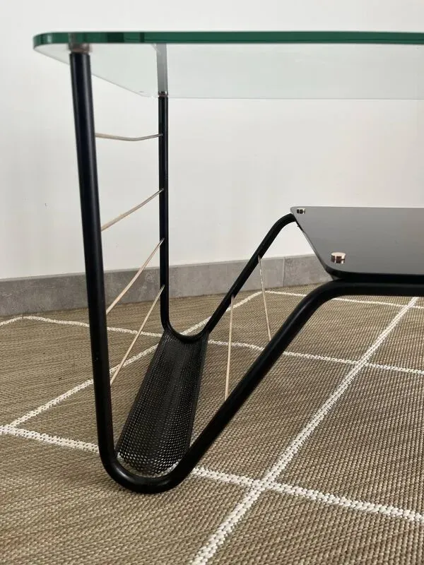 Illustration numéro 2 du produit Table basse métal et verre avec porte revue Roche Bobois des années 50'