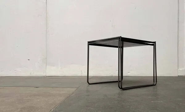 Illustration numéro 2 du produit Tables d'appoint gigognes postmodernes en métal perforé Ikea, années 1980