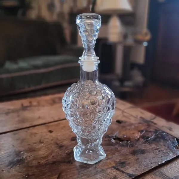 Illustration numéro 2 du produit Carafe en verre moulé à décor grappe de raisin – années 1950