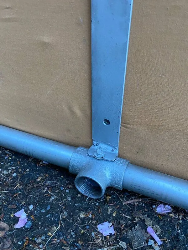 Illustration numéro 2 du produit Grand banc industriel vintage italien cuir et métal