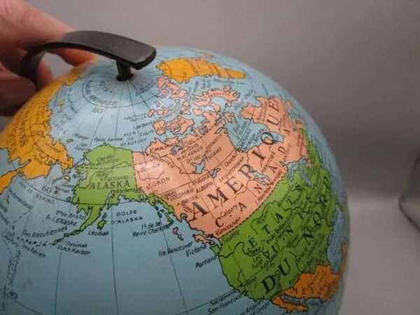 Illustration numéro 2 du produit Mappemonde Taride années 60' en tole